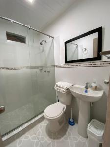 ein Bad mit einer Dusche, einem WC und einem Waschbecken in der Unterkunft apto caney 301 in Cali