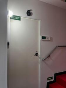 um elevador branco com um sinal na parede em Apart Hotel Seg Total Lofts Encantadores em Mogi-Guaçu