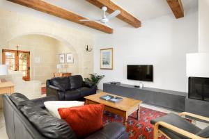 TV o dispositivi per l'intrattenimento presso Dar ta' Censina Villa with Private Pool