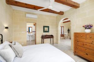 Letto o letti in una camera di Dar ta' Censina Villa with Private Pool