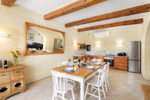 Cucina o angolo cottura di Dar ta' Censina Villa with Private Pool