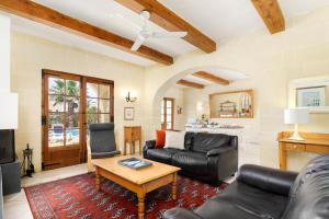 un soggiorno con un divano e un tavolo di Dar ta' Censina Villa with Private Pool a Għasri