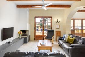Area soggiorno di Dar ta' Censina Villa with Private Pool