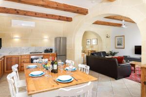 Cucina o angolo cottura di Dar ta' Censina Villa with Private Pool