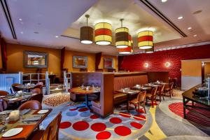 um restaurante com mesas e cadeiras num quarto em DoubleTree by Hilton Chicago/Alsip em Alsip