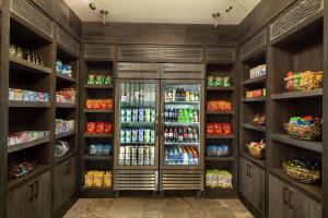 Supermarket in druge trgovine poleg hotela oz. v okolici