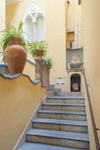 una escalera con macetas en el lateral de un edificio en Residenza Amalphia, en Amalfi