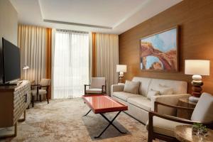 un soggiorno con divano e TV di Hoodoo Moab, Curio Collection by Hilton a Moab