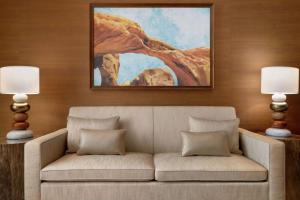 Predel za sedenje v nastanitvi Hoodoo Moab, Curio Collection by Hilton