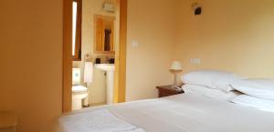 1 dormitorio con cama blanca y baño en Vis 101 en Vis