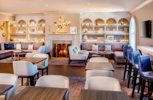 Uma área de estar em Hilton Wilmington/Christiana