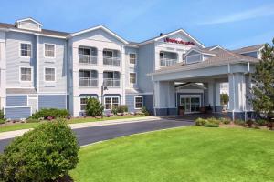 ein Hotel mit Rasen davor in der Unterkunft Hampton Inn & Suites Outer Banks/Corolla in Corolla