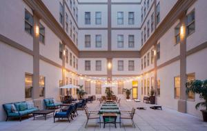 里士滿的住宿－里士滿市中心希爾頓酒店，大楼内带桌椅的庭院