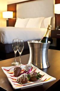 - une table avec une assiette de chocolat et une bouteille de champagne dans l'établissement Hilton Scranton & Conference Center, à Scranton