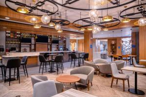 Лаундж или бар в Hilton Garden Inn Sudbury, Ontario, Canada