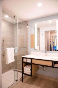 La salle de bains est pourvue d'un lavabo et d'une douche. dans l'établissement Hilton Garden Inn Sudbury, Ontario, Canada, à Sudbury