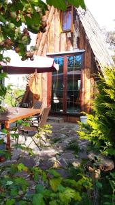 eine Terrasse mit einem Tisch und einem Sonnenschirm vor einem Gebäude in der Unterkunft Tiny Garden House in Prag