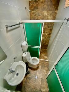 ブカラマンガにあるHOTEL DIAMOND BGAのトイレと洗面台付きのバスルーム