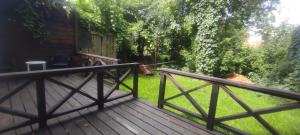eine Holzterrasse mit einem Zaun und einem Hof in der Unterkunft Victory park apartments in Poltawa