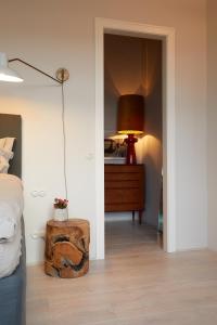 a bedroom with a bed and a table with a lamp at Stadtflucht Loft 3.1.1 in Berlin