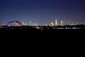 - Vistas a la ciudad por la noche con un puente en Hilton Garden Inn New York/Staten Island en Staten Island