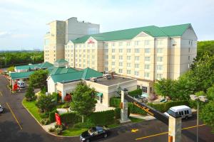 eine Aussicht über ein Hotel mit Parkplatz in der Unterkunft Hilton Garden Inn New York/Staten Island in Staten Island