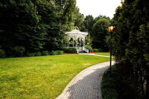 einen Garten mit einem Pavillon in einem Park in der Unterkunft Hilton Garden Inn New York/Staten Island in Staten Island