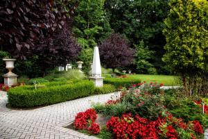a garden with flowers and a monument in the middle at Hilton Garden Inn New York/Staten Island in Staten Island