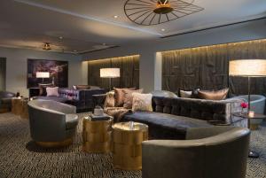 新奥尔良The Troubadour Hotel New Orleans的带沙发、椅子和桌子的客厅
