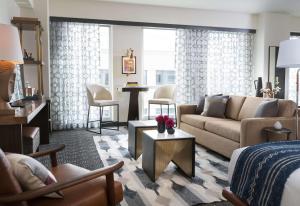 The Troubadour Hotel New Orleans的休息区