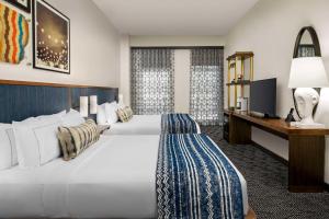 The Troubadour Hotel New Orleans客房内的一张或多张床位