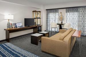 The Troubadour Hotel New Orleans的电视和/或娱乐中心