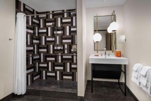 The Troubadour Hotel New Orleans客房内的一张或多张床位