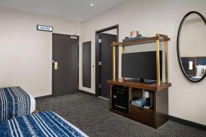 The Troubadour Hotel New Orleans的电视和/或娱乐中心