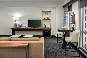 The Troubadour Hotel New Orleans的电视和/或娱乐中心