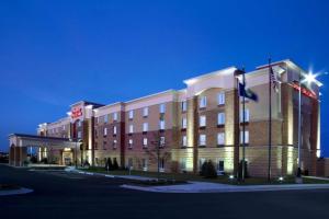 een groot gebouw met lichten aan de zijkant bij Hampton Inn & Suites Omaha Southwest-La Vista in La Vista