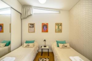 2 camas en una habitación con ventana en Fliphaus Honduras 5750 - Lux 3 Bd Palermo H en Buenos Aires