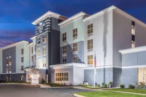 an image of the front of a hotel at Homewood Suites by Hilton Philadelphia Plymouth Meeting in Plymouth Meeting