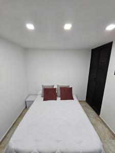 Een bed of bedden in een kamer bij Apartamentos del Sur