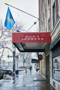 Hotel Alex Johnson Rapid City, Curio Collection by Hilton في رابيد سيتي: لافته للمطعم على شارع المدينة