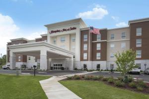 洛基山的住宿－Hampton Inn & Suites Rocky Hill - Hartford South，前面有美国国旗的办公楼