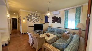 uma sala de estar com um sofá e uma mesa em VILLA BELLAVISTA em Ceuta