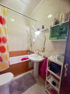 uma casa de banho com um lavatório, um WC e uma banheira em Calm apartment with a comfy queen bed in Fez 4th floor em Fez