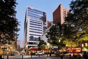 a city street with a tall building in the city at Hilton Garden Inn Pittsburgh Downtown in Pittsburgh