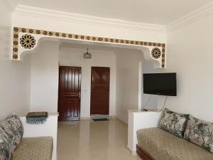 TV in/ali zabaviščno središče v nastanitvi Apartamentos Beach Tahadart, Asilah