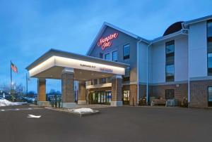 un hotel con un cartel en la parte delantera en Hampton Inn Westfield, en Westfield