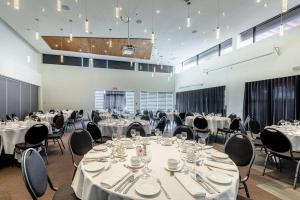 un salón de banquetes con mesas y sillas con mesas blancas en DoubleTree by Hilton Quebec Resort, en Quebec