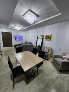 Crystalimmo في أغادير: غرفة معيشة مع طاولة وأريكة