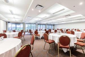 una sala de conferencias con mesas y sillas blancas en DoubleTree by Hilton Quebec Resort, en Quebec