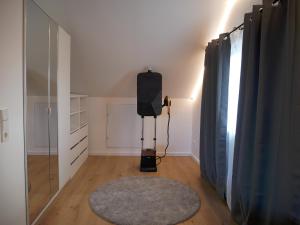 sala de estar con alfombra y puerta de cristal en Klimatisierte Loftwohnung en Filderstadt